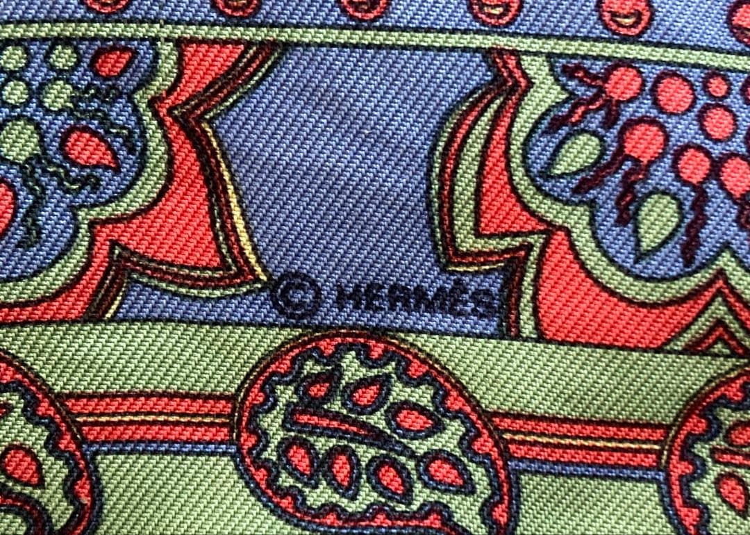 「美品」HERMES（エルメス）のスカーフ、カレ40 シルク素材で肌触りが素敵