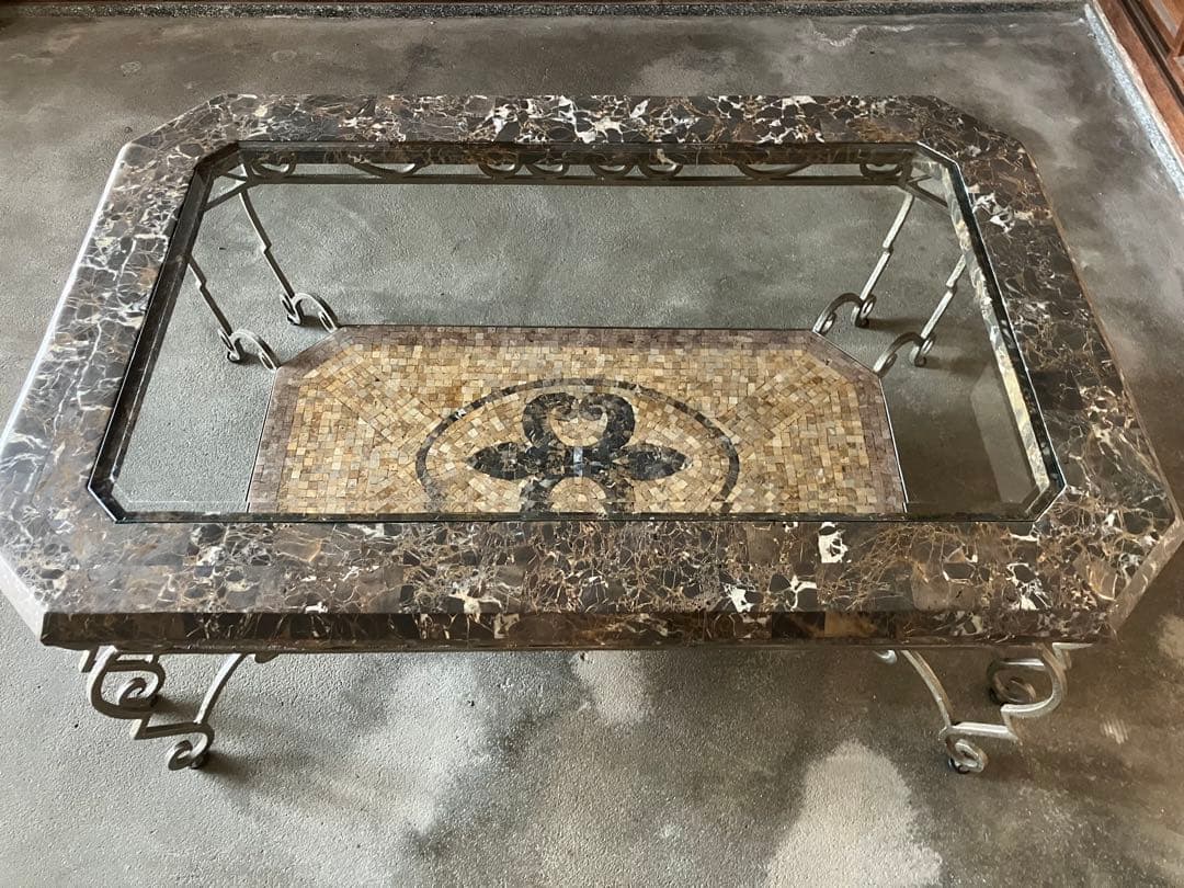 マクタンストーン ガラストップテーブル 百合の紋章