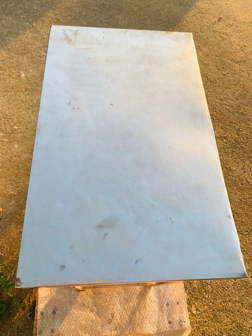 作業台　ステンレス　平らな天板、下段付き 高さ調整可能足付き。