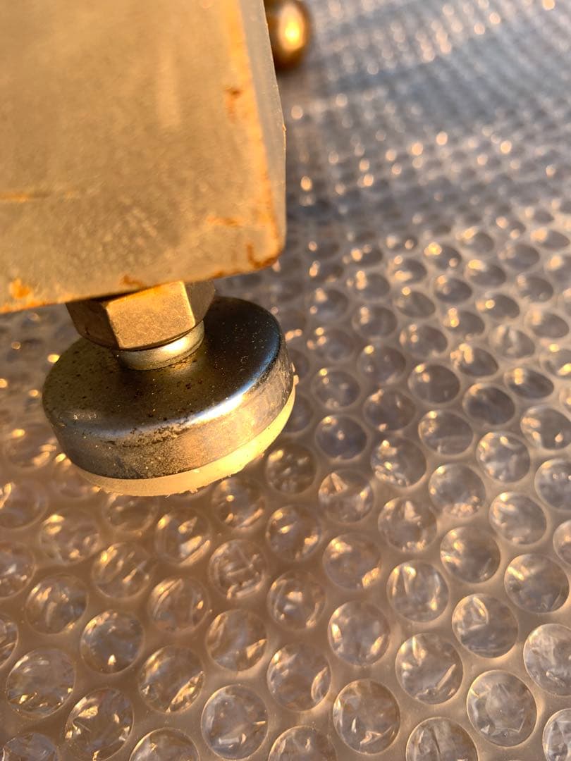 作業台　ステンレス　平らな天板、下段付き 高さ調整可能足付き。