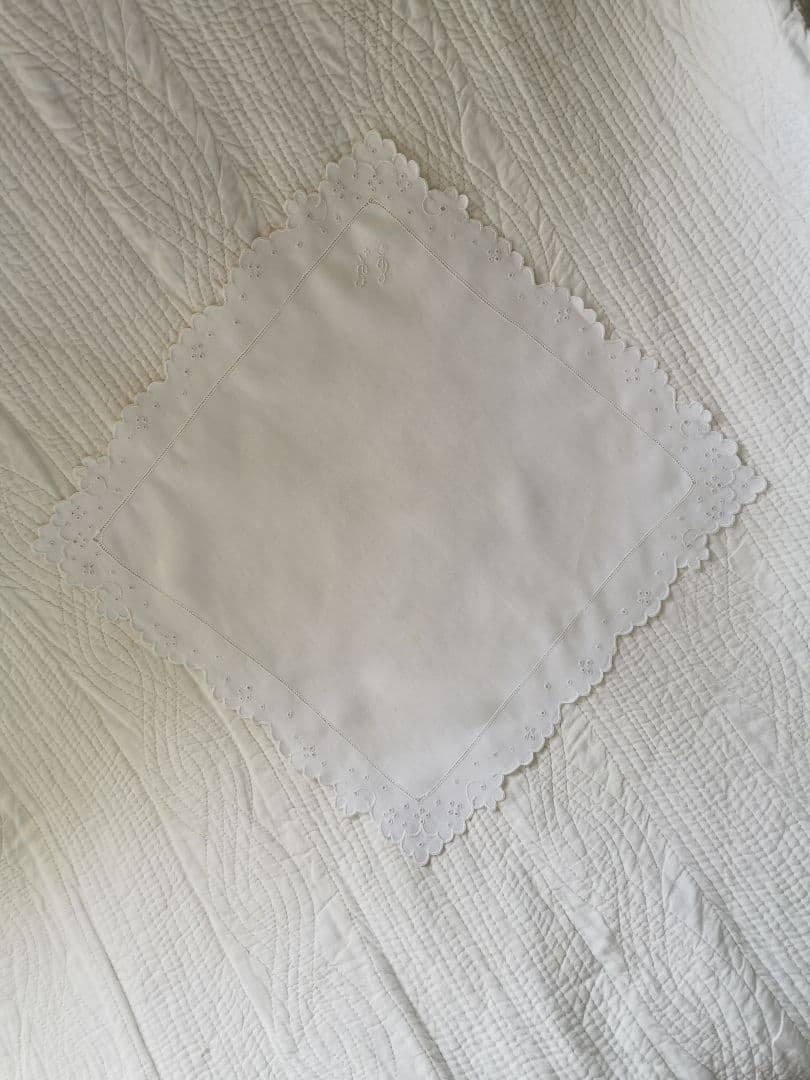 アンティークフランス 細やかなアイレット&スカラップ&花文字刺繍 リネンハンカチ