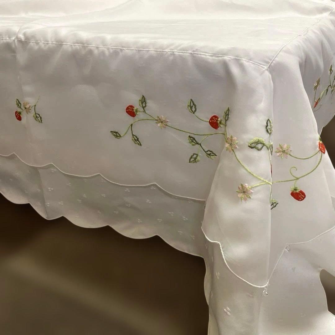 テーブルクロス　イチゴの刺繍　大判　花柄　レース