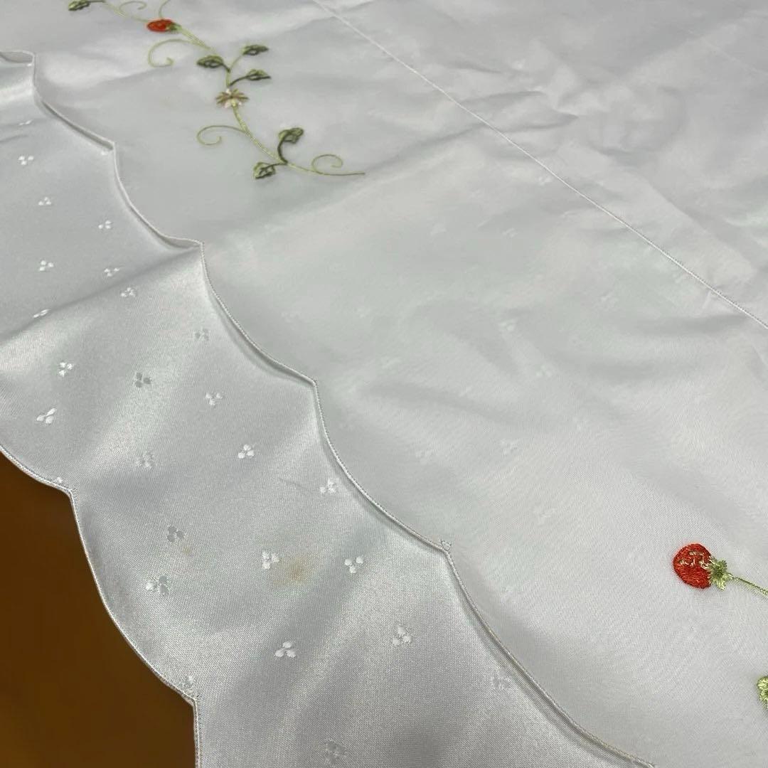 テーブルクロス　イチゴの刺繍　大判　花柄　レース