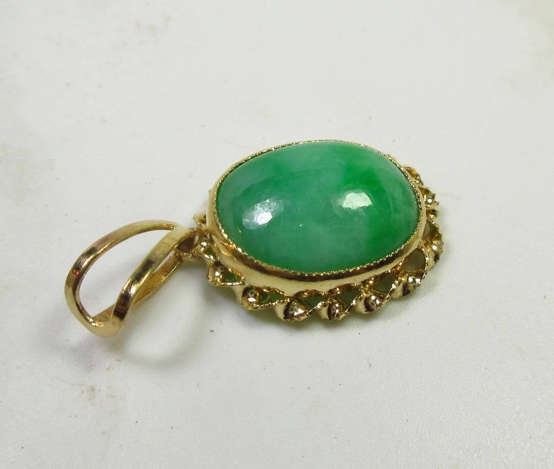 １８金枠・翡翠　オーバル　「ジェダイト」　　　K18ペンダントトップ