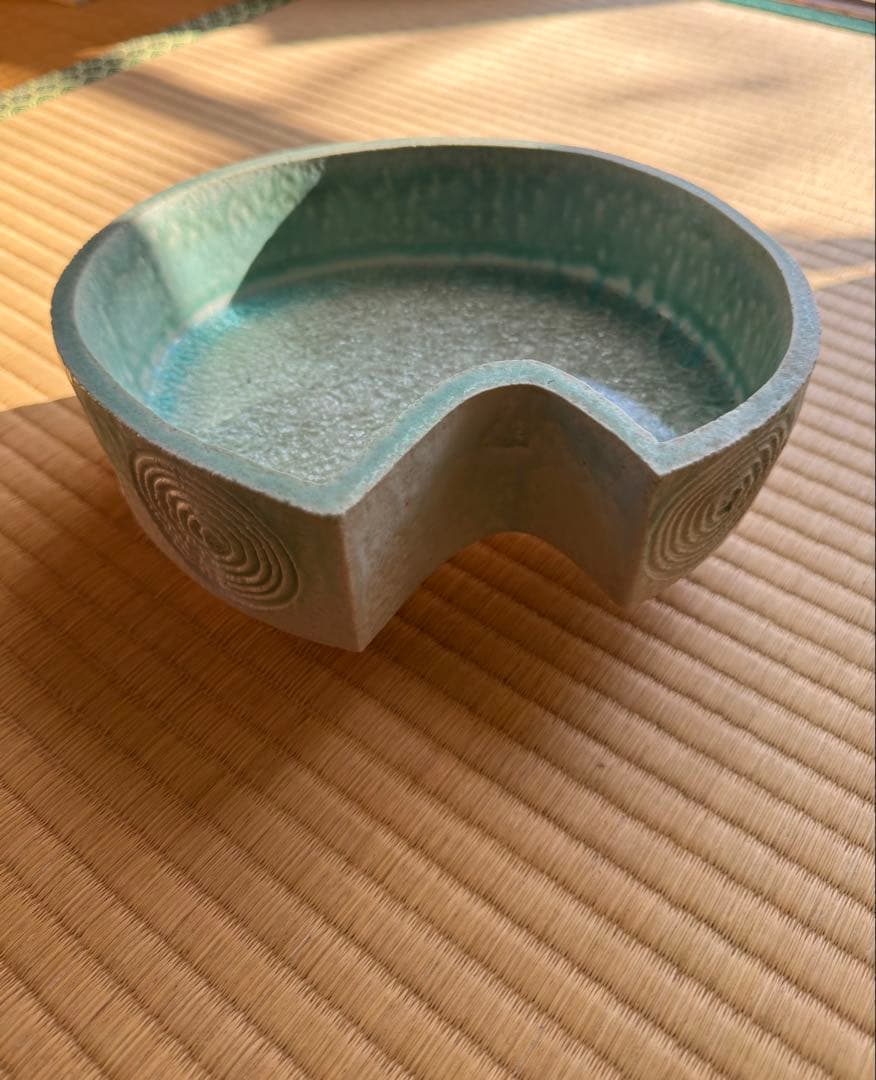 いけばな 花器 水盤 変形 三つ足 青磁釉 貫入 渦紋 箱付