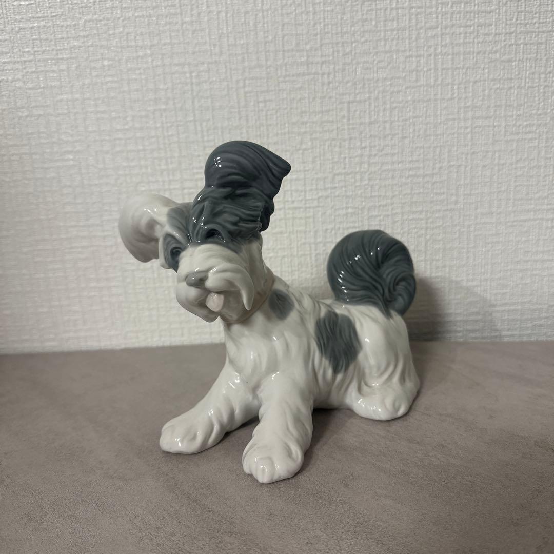 リヤドロの犬の陶器置物