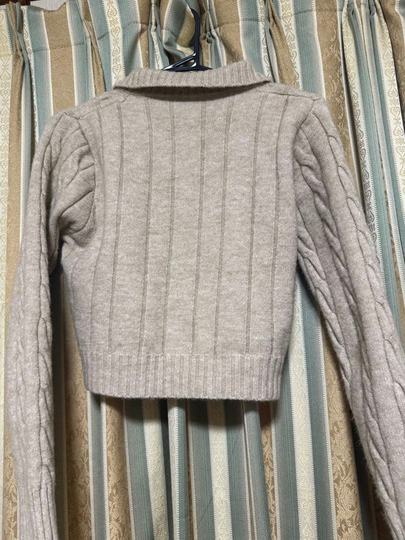 ライトグレー ケーブルニット クロップドセーター