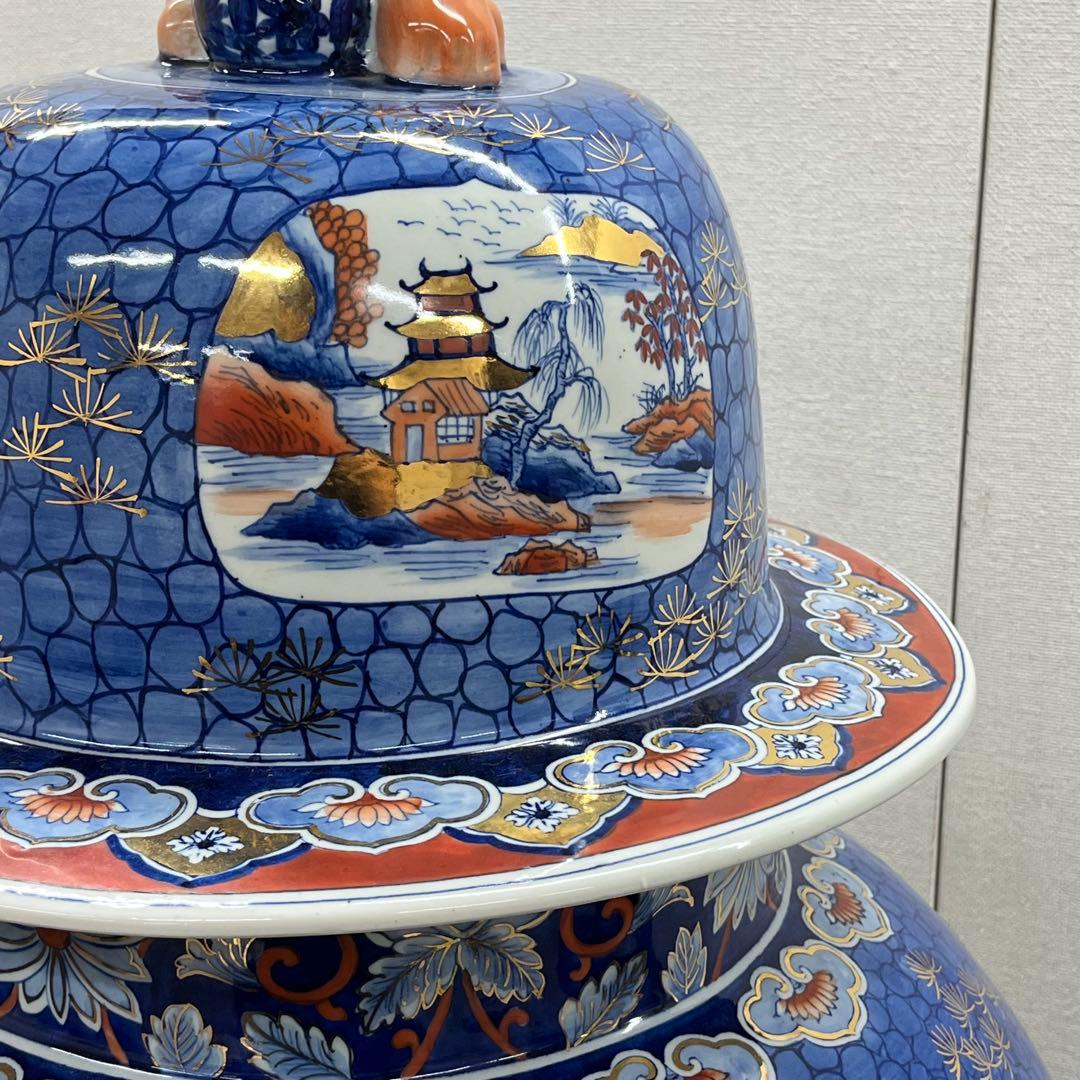 古伊万里様式 蓋獅子付 色絵金彩唐草波風景文 大型磁器壺
