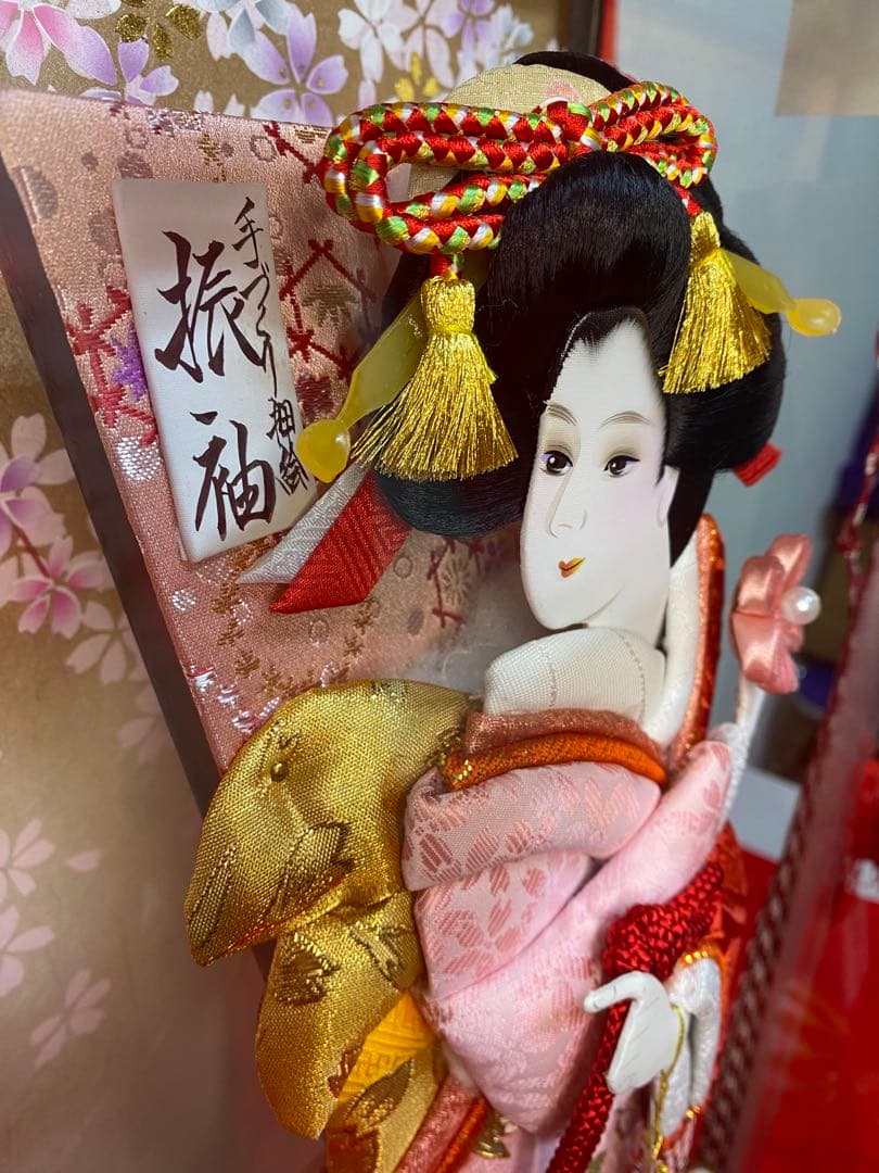 羽子板振袖刺繍金彩ガラスケース１３号・サイズ間口約２８×奥行約２３×高さ約５５㎝