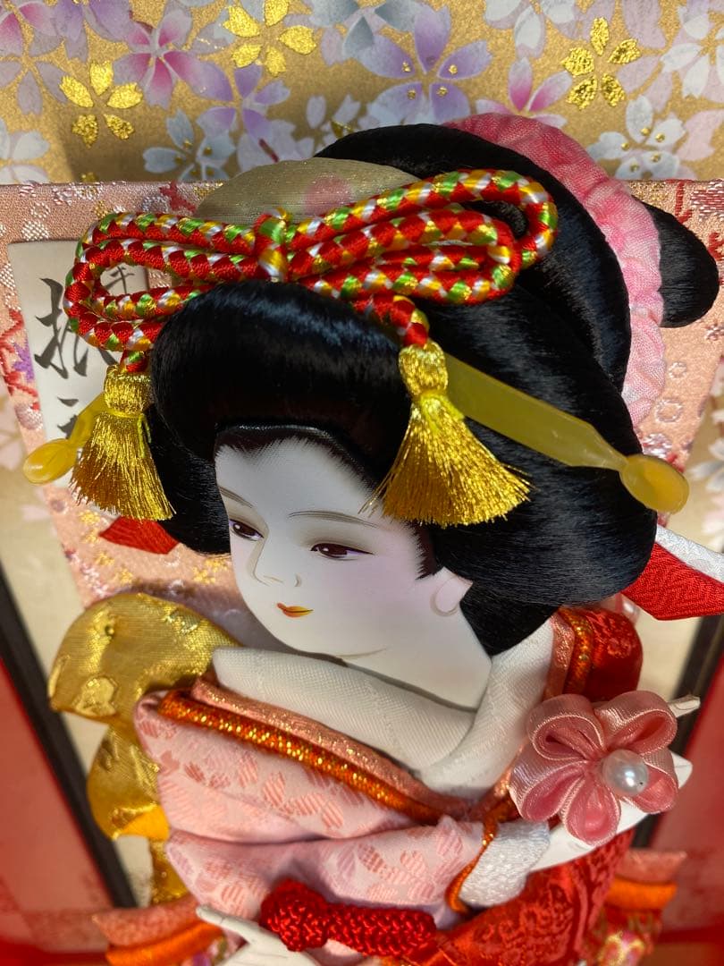 羽子板振袖刺繍金彩ガラスケース１３号・サイズ間口約２８×奥行約２３×高さ約５５㎝