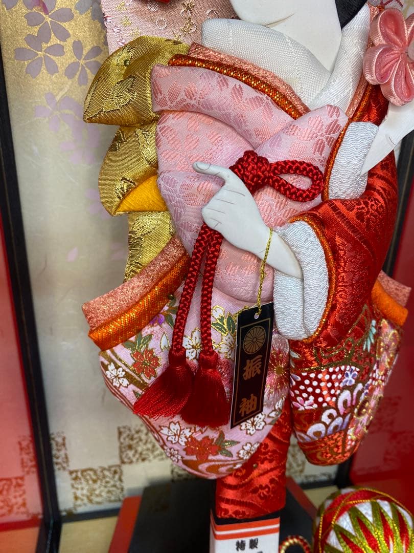 羽子板振袖刺繍金彩ガラスケース１３号・サイズ間口約２８×奥行約２３×高さ約５５㎝