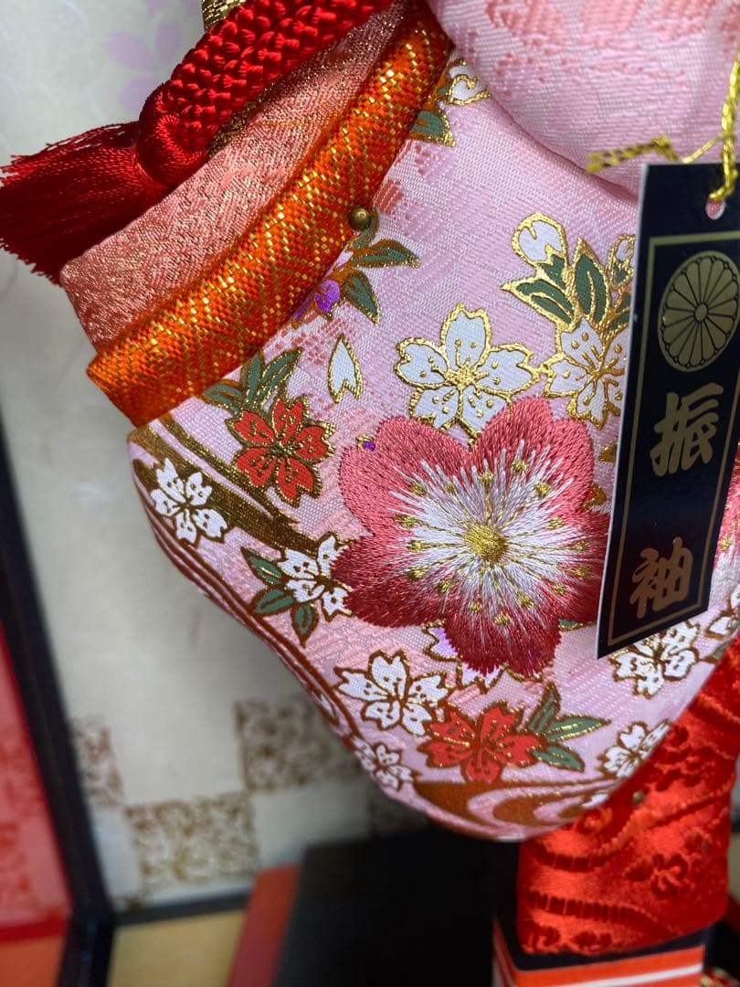 羽子板振袖刺繍金彩ガラスケース１３号・サイズ間口約２８×奥行約２３×高さ約５５㎝