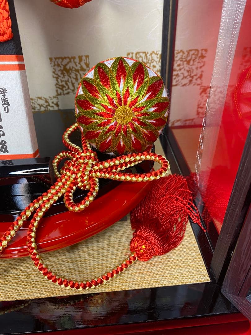 羽子板振袖刺繍金彩ガラスケース１３号・サイズ間口約２８×奥行約２３×高さ約５５㎝