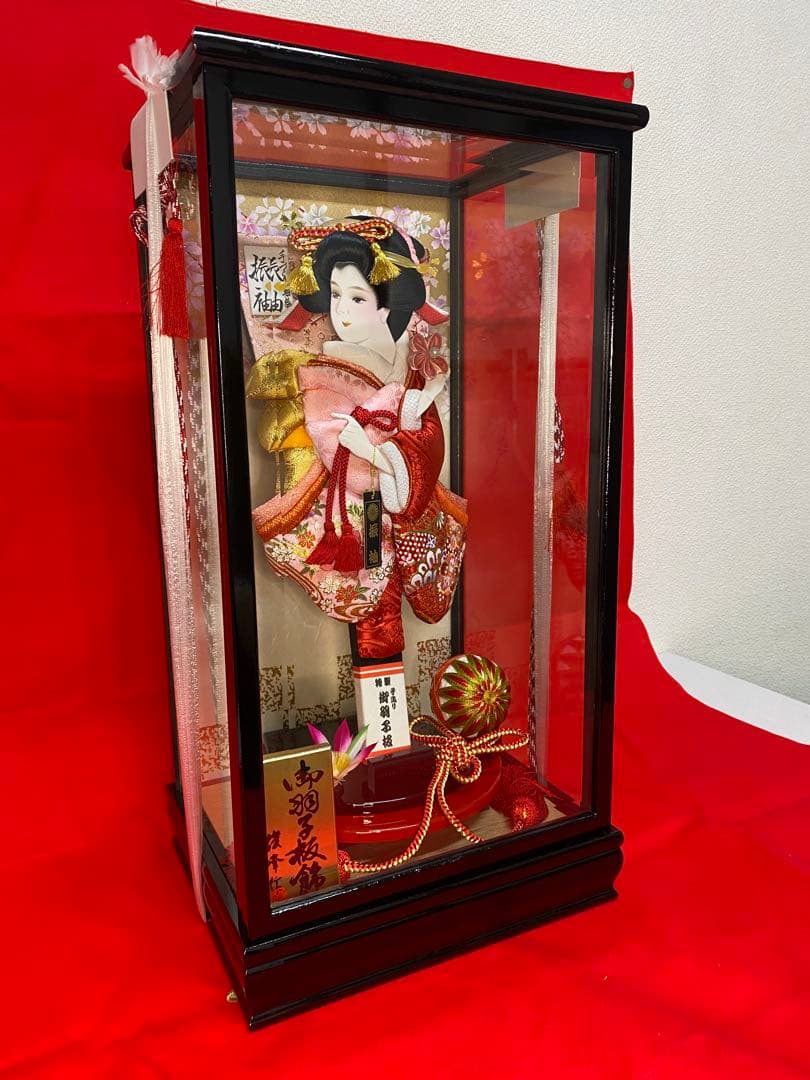 羽子板振袖刺繍金彩ガラスケース１３号・サイズ間口約２８×奥行約２３×高さ約５５㎝