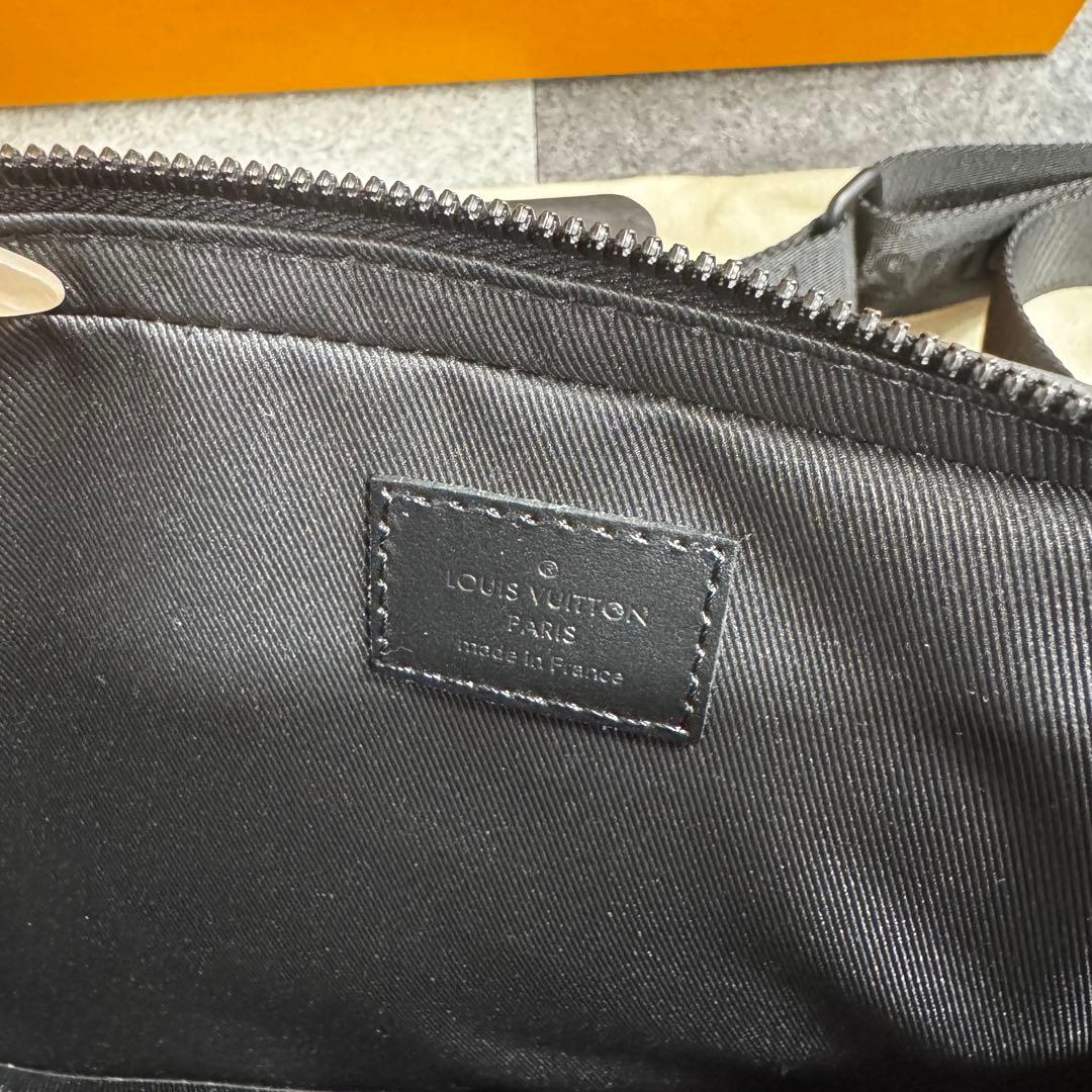 LOUIS VUITTON ブラック メッセンジャーバッグ