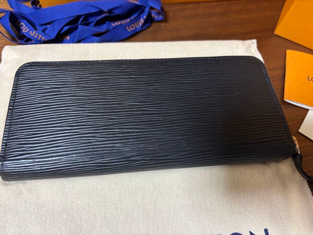 《美品》LOUIS VUITTON エピレザー ブラック長財布