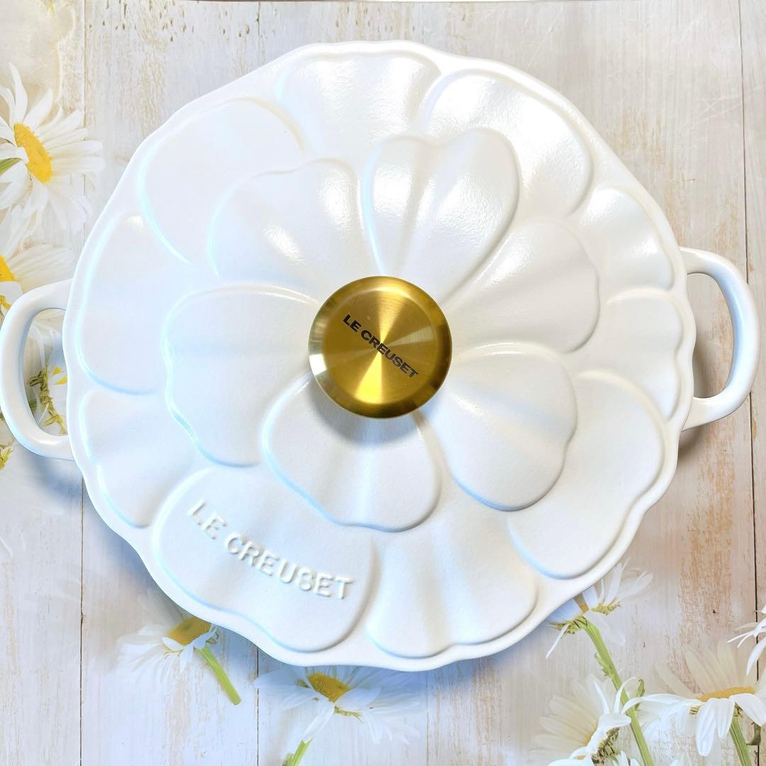 ♡ ルクルーゼ　ビュッフェ　キャセロール ペタルレリーフ　コットン　ゴールド