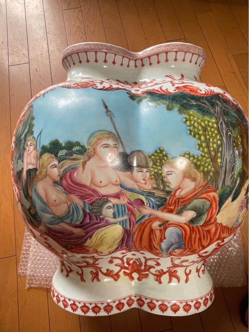 古典的な人物画の陶器花瓶