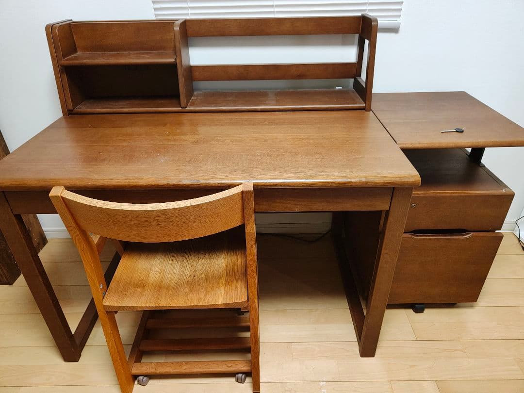 飛騨産業　キツツキマークの学習机です。