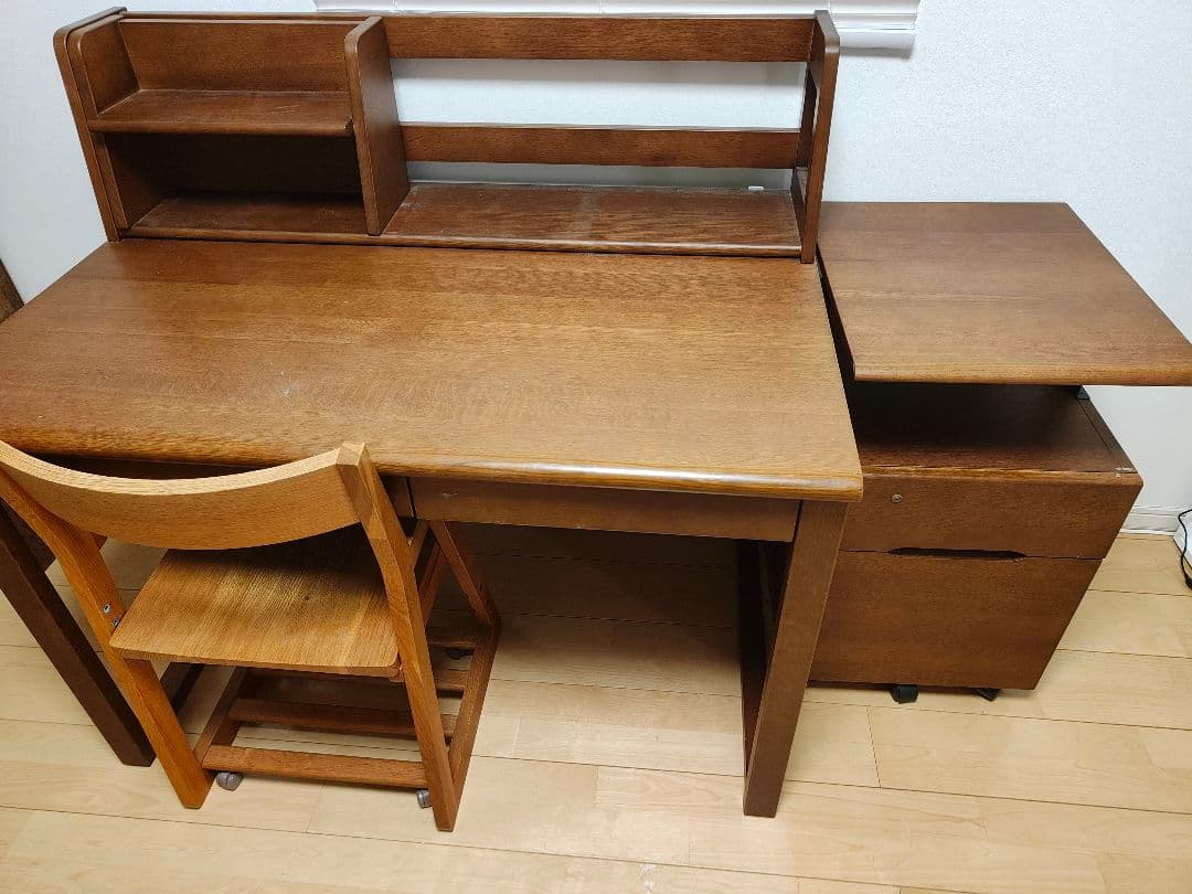 飛騨産業　キツツキマークの学習机です。