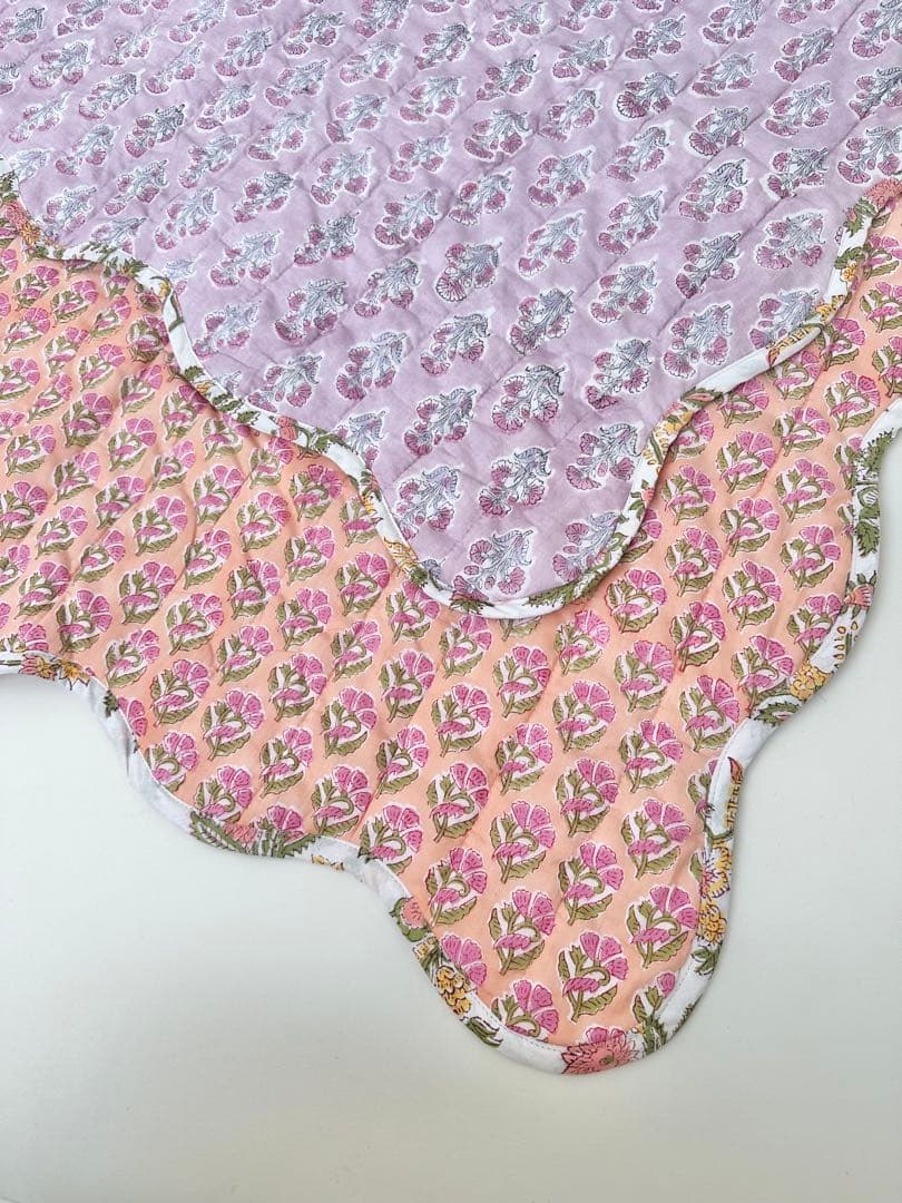 ブロックプリント　うねうねキルトブランケット　ペールオレンジ×ペールパープル