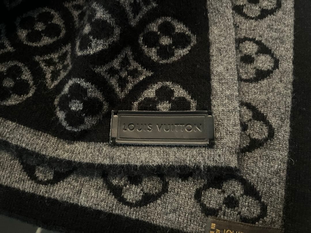 ルイヴィトンのロゴ柄のブラック、グレー マフラー