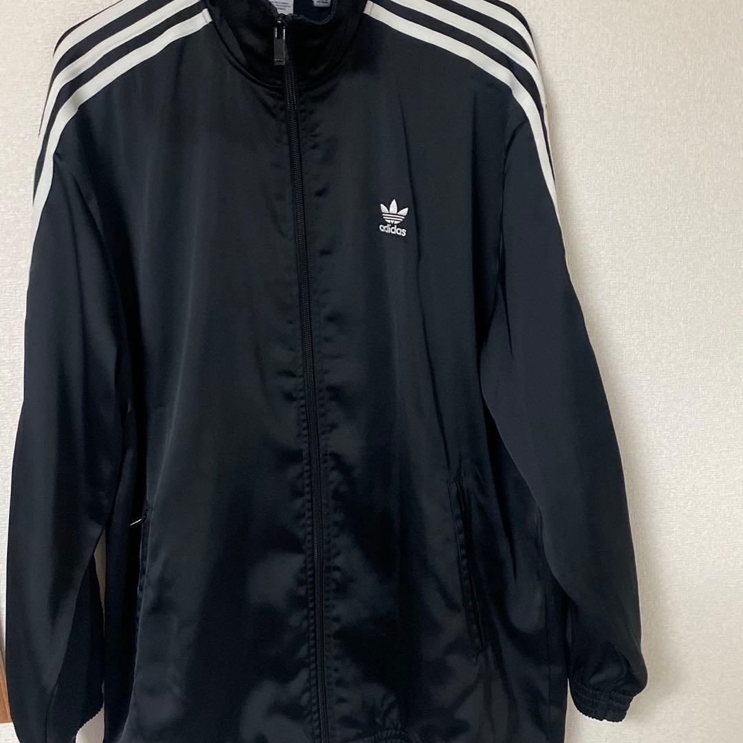 アディダス　ルーズ サテン トラックトップ