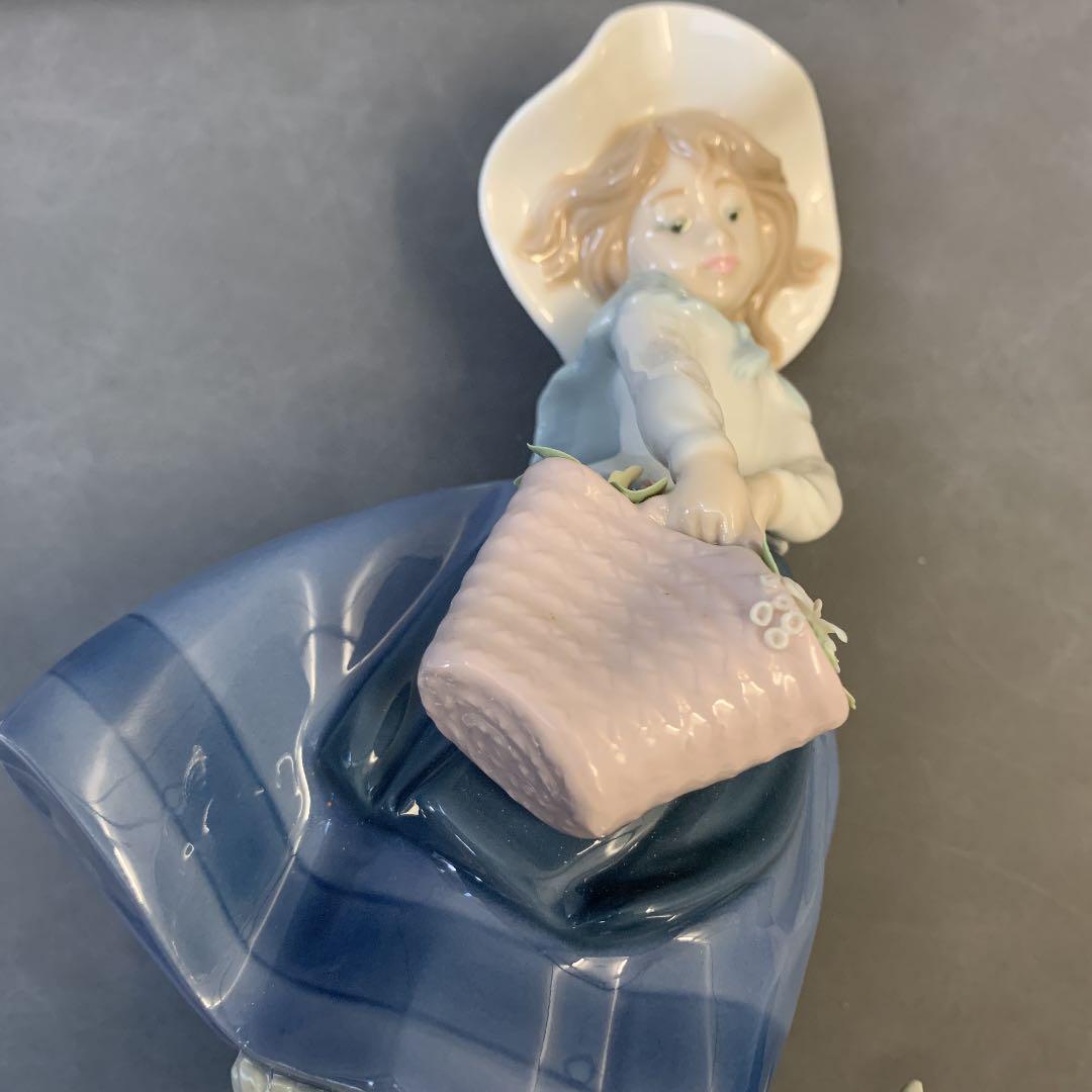 リヤドロ陶器人形　きれいな花ばかり　花と少女