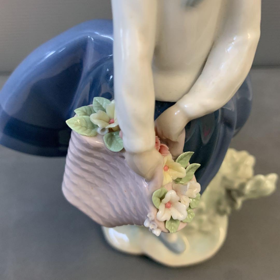リヤドロ陶器人形　きれいな花ばかり　花と少女