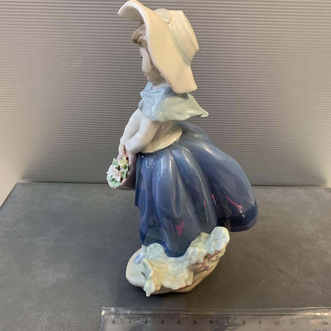 リヤドロ陶器人形　きれいな花ばかり　花と少女