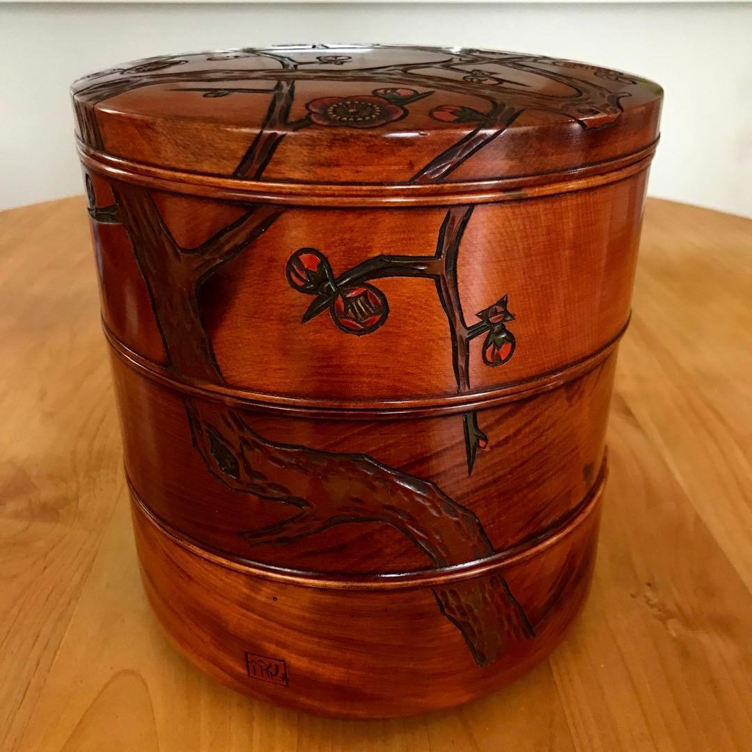 三段重箱　紅梅　彫刻色付き　天然木くり抜き