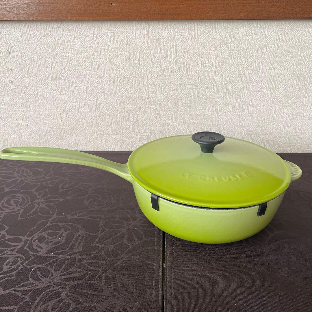 値下げ！　新品未使用LE CREUSET 緑色 片手鍋２１㎝　プレゼント付き