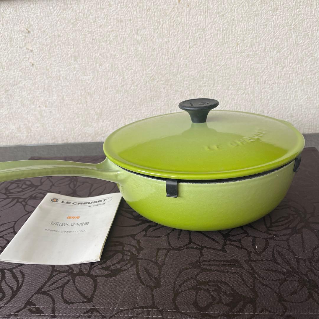 値下げ！　新品未使用LE CREUSET 緑色 片手鍋２１㎝　プレゼント付き