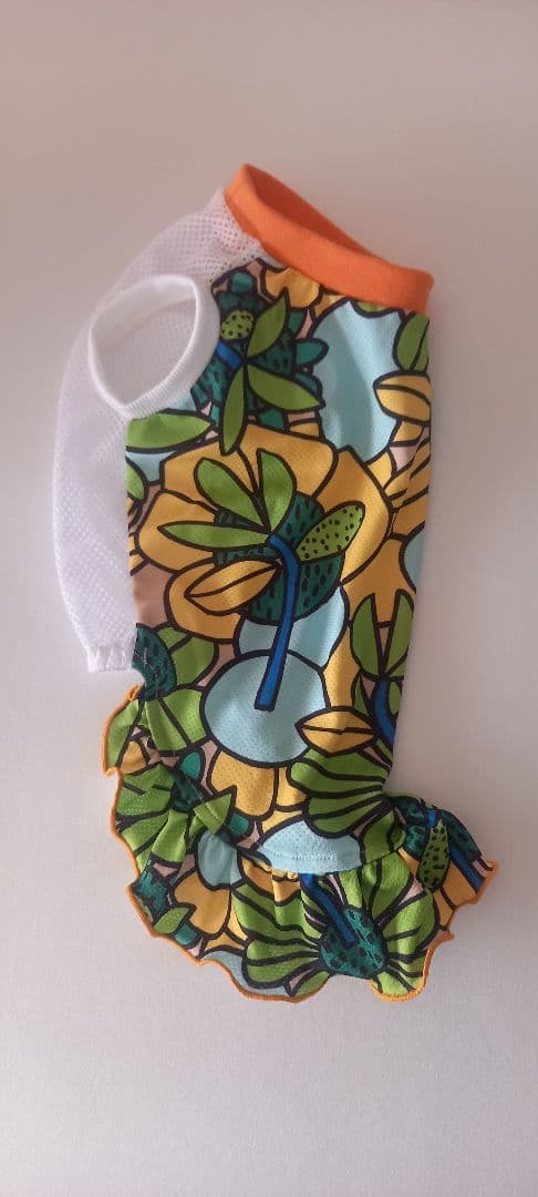 濃い色味、黒系　犬の服