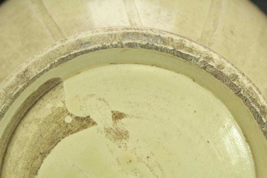 中国美術 白磁 陽刻草花紋 瓶(ZE663)