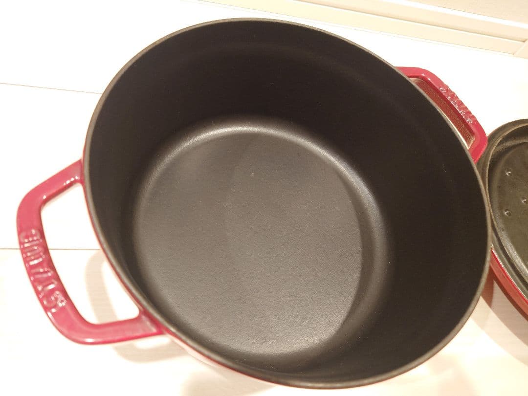 早いもの勝ち、格安！大きめ　ストウブ　staub 鍋　レッド　24センチ