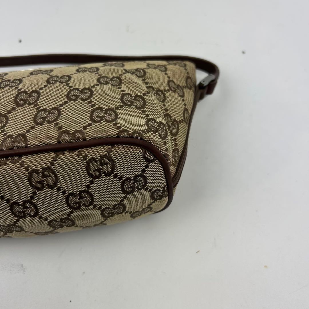 【美品】グッチ　アクセサリーポーチ　ワンショルダー　ggキャンバス　ロゴ金具