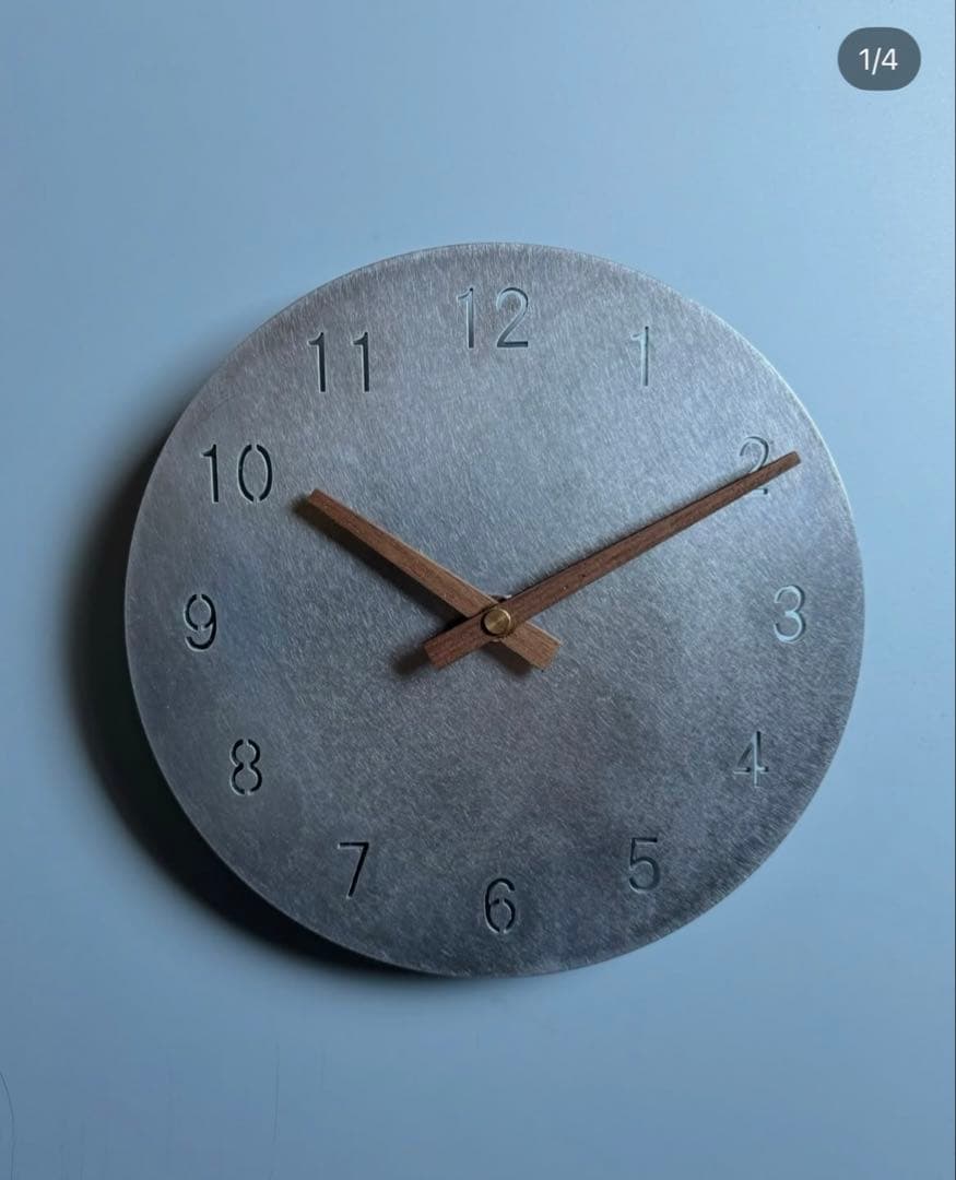 シンプルなメタル製掛時計