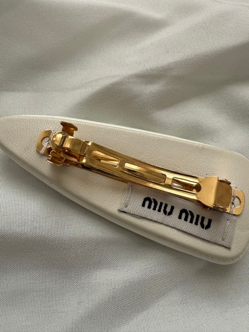 miumiu バレッタ 白