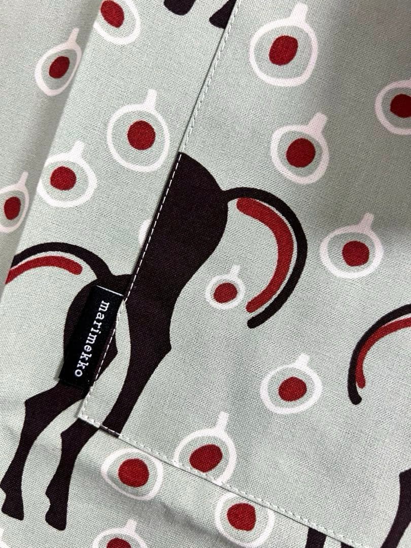 ▶︎新品未使用　マリメッコ　marimekko エプロン　ムスタタンマ◀︎
