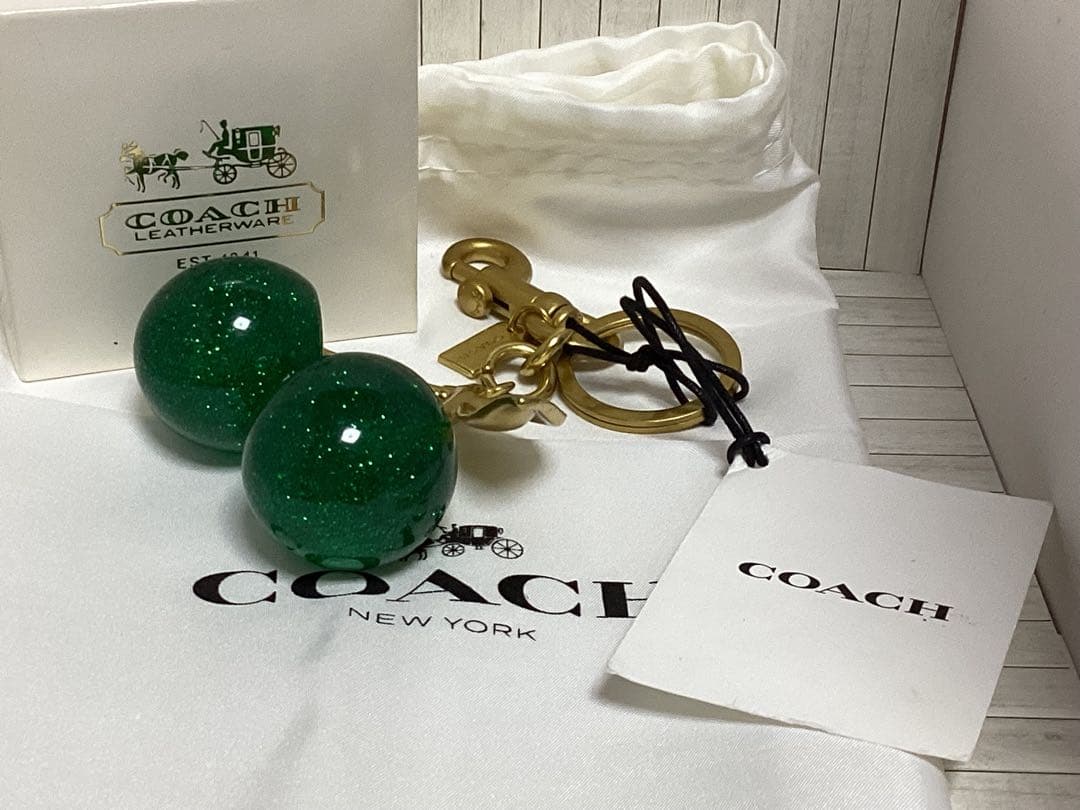 タグ付未使用美品コーチさくらんぼCOACHグリーン チェリー型 キーホルダー本物