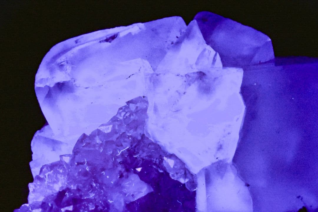 ナイジェリア Akwana産 カラーレスフローライト ドゥルージークォーツ付き