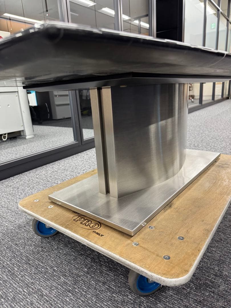 高級感溢れるブラック大理石テーブル｜重厚感・存在感抜群