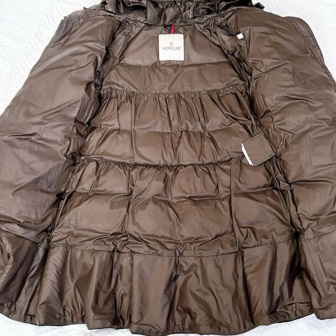 美品✨モンクレール　フリルダウンコート　フード　ペプラム　カーキ　ロゴワッペン