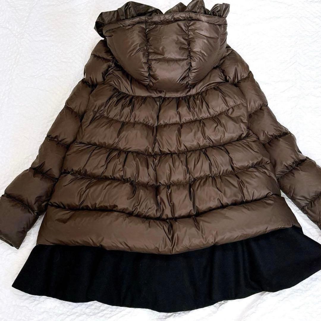 美品✨モンクレール　フリルダウンコート　フード　ペプラム　カーキ　ロゴワッペン