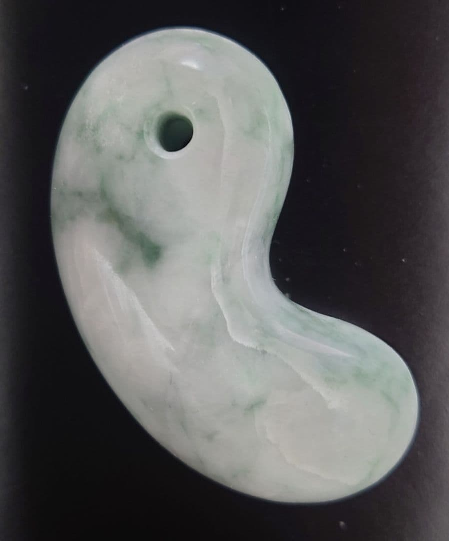 糸魚川翡翠　勾玉　ぷっくり50g超え