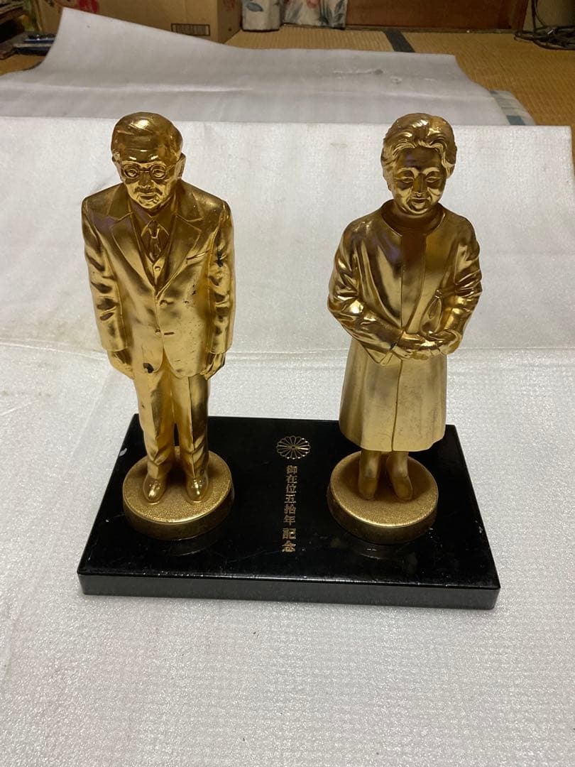 昭和天皇陛下様／御在位五十周年記念　記念立像【メタル製　金メッキ】。