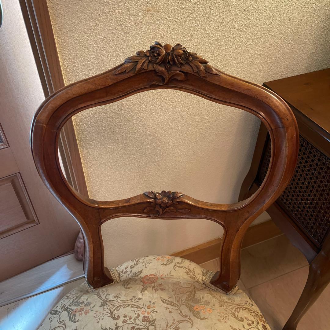 フレンチスタイル フランス製　木製椅子 花の彫刻付き