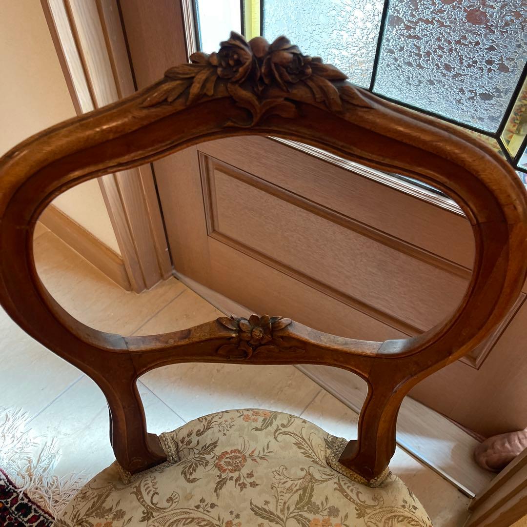 フレンチスタイル フランス製　木製椅子 花の彫刻付き