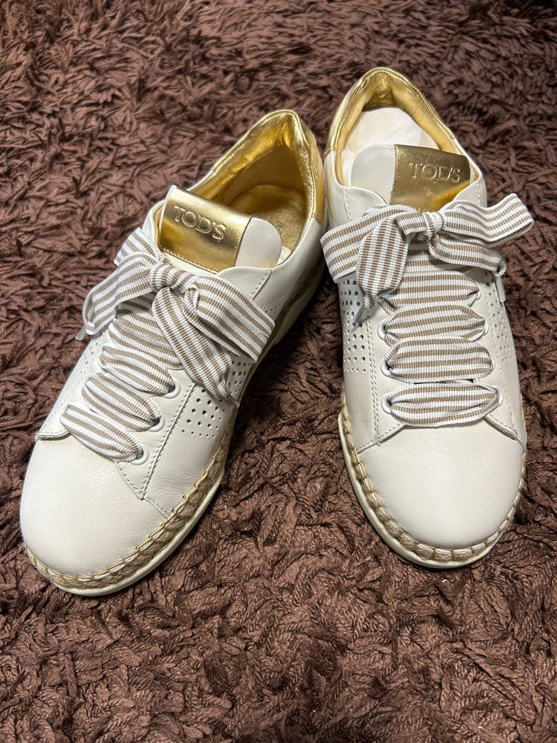TOD'S ホワイトレザー スニーカー リボン付き